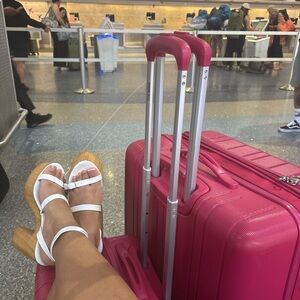 Steve Madden White Sandals Sleek Design